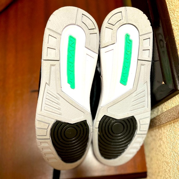 NIB Big Kids Air Jordan 3 Retro "Green Glow" sz 6 - Picture 3 of 5